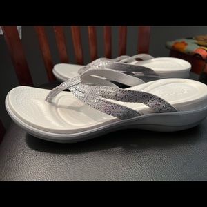 NWOT Crocs women’s glitter flip flop